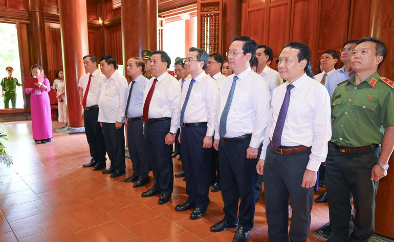 Các đồng chí lãnh đạo dâng hoa, dâng hương tưởng niệm Chủ tịch Hồ Chí Minh. Các đồng chí lãnh đạo dâng hoa, dâng hương tưởng niệm Chủ tịch Hồ Chí Minh.