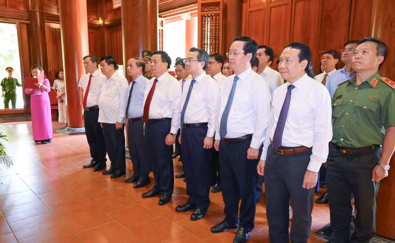 Các đồng chí lãnh đạo dâng hoa, dâng hương tưởng niệm Chủ tịch Hồ Chí Minh.