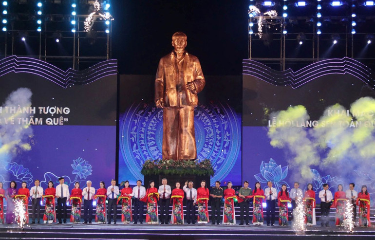 Đồng chí Tổng Bí thư Tô Lâm cùng các đồng chí lãnh đạo, nguyên lãnh đạo Đảng, Nhà nước và lãnh đạo tỉnh Nghệ An cắt băng khánh thành tượng “Bác Hồ về thăm quê” vào tối 15/5 trong đêm khai mạc Lễ hội Làng Sen 2025.