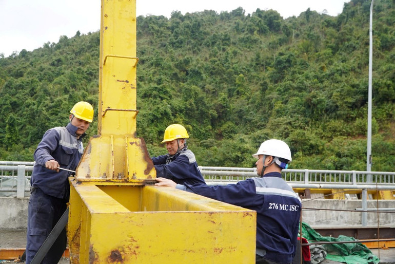 Các công nhân đang tích cực “vượt nắng, thắng mưa” để đưa công trình hoàn thành đúng tiến độ. Các công nhân đang tích cực “vượt nắng, thắng mưa” để đưa công trình hoàn thành đúng tiến độ.