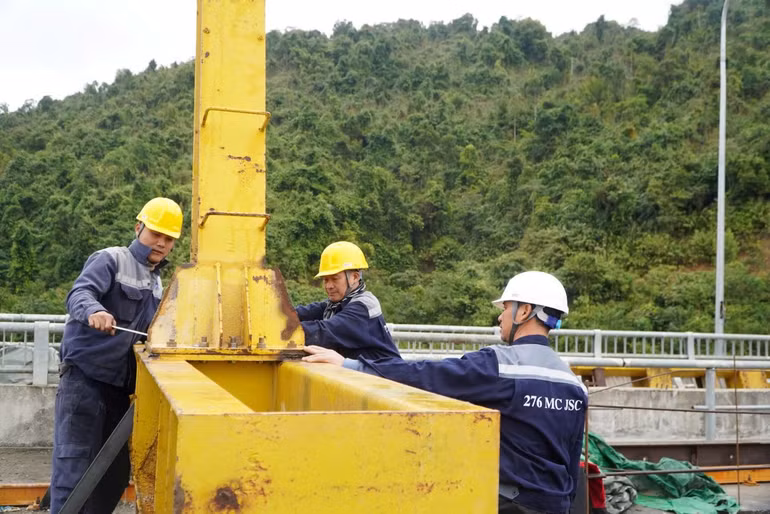 Các công nhân đang tích cực “vượt nắng, thắng mưa” để đưa công trình hoàn thành đúng tiến độ.