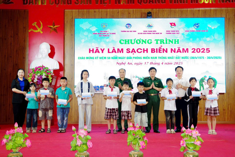 Ban Tổ chức tặng quà cho các em học sinh nghèo trên địa bàn phường Nghi Thủy, thành phố Vinh.