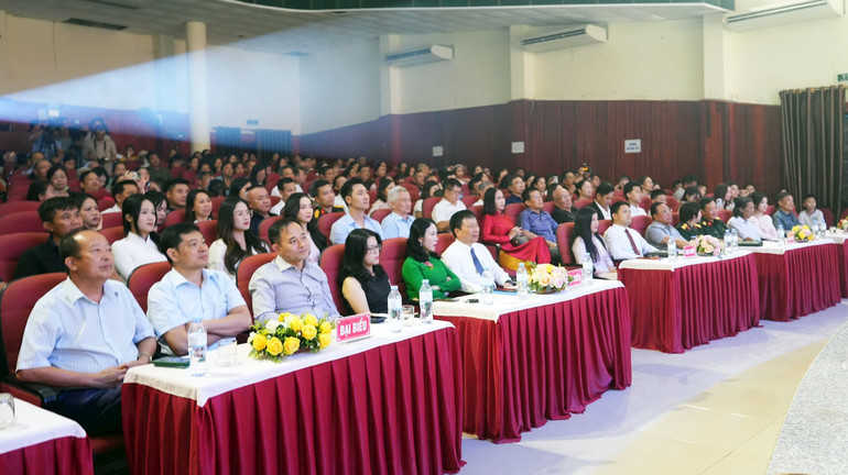 Các đại biểu tham dự buổi lễ.