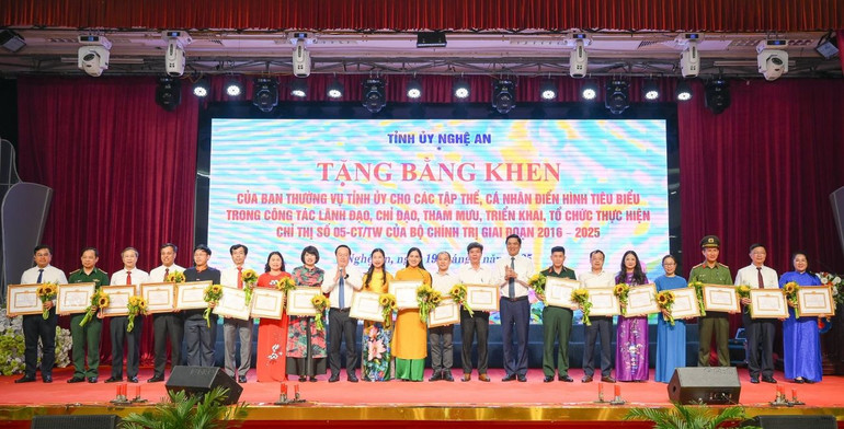 Lãnh đạo tỉnh Nghệ An trao tặng Bằng khen của Ban Thường vụ Tỉnh ủy tặng 10 tập thể, 10 cá nhân.