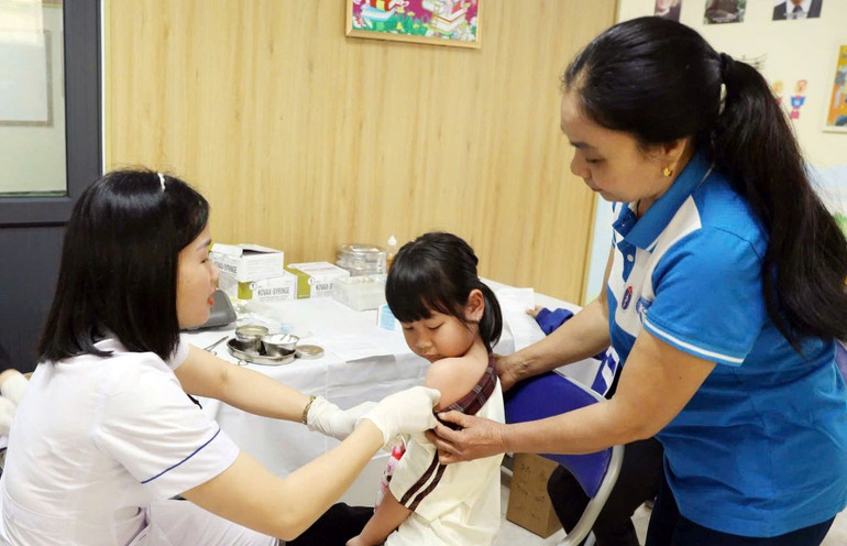 Nghệ An đẩy nhanh tiến độ triển khai chiến dịch tiêm chủng vaccine phòng bệnh sởi; kết thúc chiến dịch chậm nhất trong ngày 31/3.
