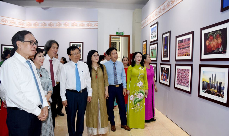 Hơn 200 tác phẩm trưng bày tại Triển lãm “Đất nước, con người ASEAN”. ( Ảnh: CÔNG KIÊN)