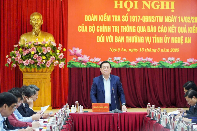 Đồng chí Nguyễn Trọng Nghĩa, Ủy viên Bộ Chính trị, Bí thư Trung ương Đảng, Trưởng Ban Tuyên giáo và Dân vận Trung ương, Trưởng đoàn kiểm tra số 1917 của Bộ Chính trị, Ban Bí thư phát biểu tại buổi làm việc.