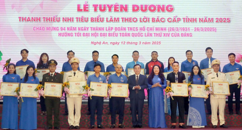 Các cá nhân đạt danh hiệu Thanh thiếu nhi tiêu biểu làm theo lời Bác năm 2025 được tuyên dương tại chương trình.