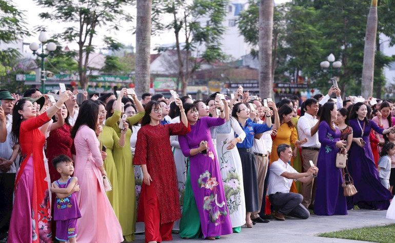 Lễ chào cờ và bay Đại kỳ Tổ quốc thu hút sự quan tâm theo dõi của đông đảo các tầng lớp nhân dân.