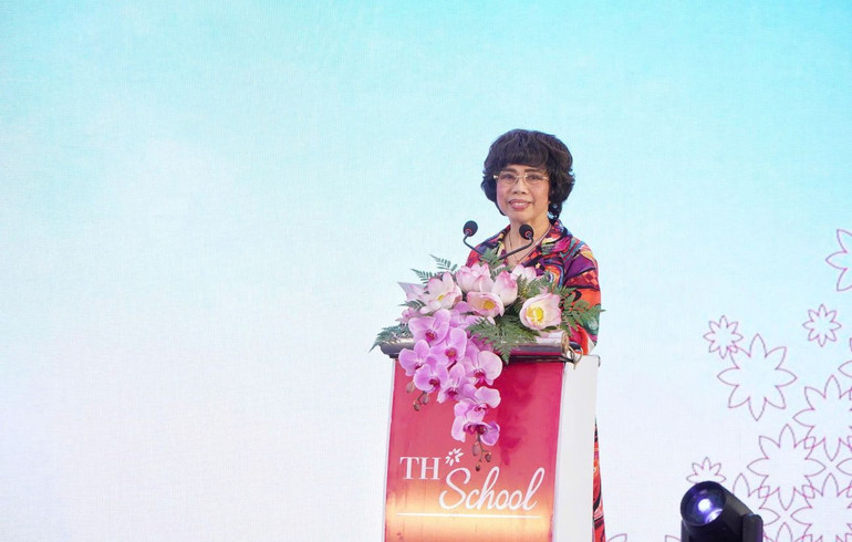 Nhà sáng lập TH School, Anh hùng Lao động Thái Hương phát biểu tại buổi lễ.