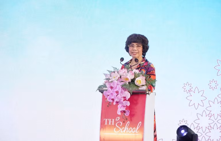Nhà sáng lập TH School, Anh hùng Lao động Thái Hương phát biểu tại buổi lễ.