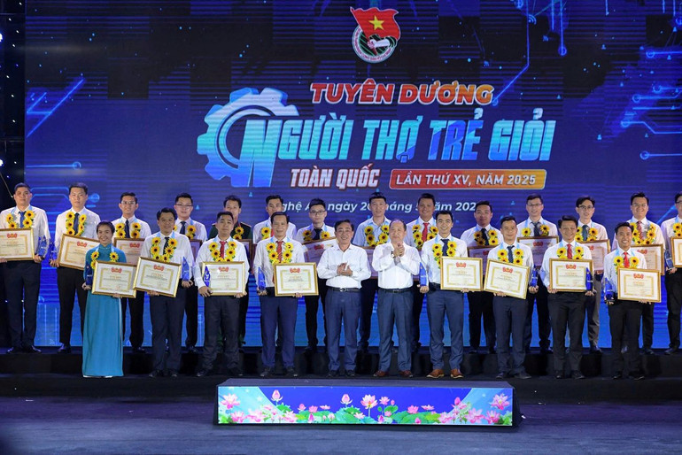 Phát triển đội ngũ thợ trẻ giỏi không chỉ là vinh danh cá nhân xuất sắc, mà còn là xây dựng nguồn nhân lực trẻ chất lượng cao, đóng góp tích cực vào mục tiêu phát triển nhanh và bền vững đất nước. Phát triển đội ngũ thợ trẻ giỏi không chỉ là vinh danh cá nhân xuất sắc, mà còn là xây dựng nguồn nhân lực trẻ chất lượng cao, đóng góp tích cực vào mục tiêu phát triển nhanh và bền vững đất nước.