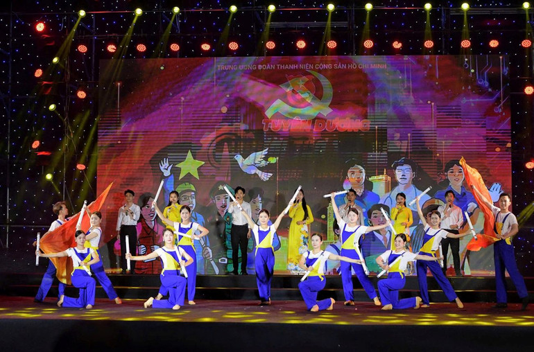 Đêm nhạc hội “Thanh niên công nhân - Lan tỏa năng lượng tích cực” với nhiều tiết mục đặc sắc, sôi động, đã để lại nhiều ấn tượng. Đêm nhạc hội “Thanh niên công nhân - Lan tỏa năng lượng tích cực” với nhiều tiết mục đặc sắc, sôi động, đã để lại nhiều ấn tượng.