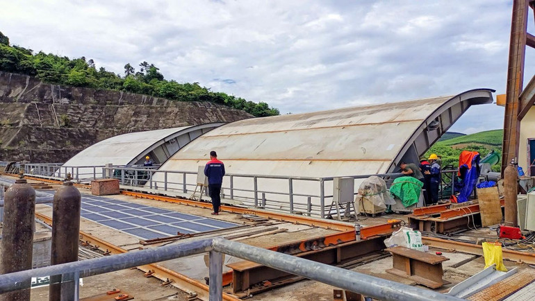 Không khí làm việc trên công trường đang hết sức khẩn trương. Không khí làm việc trên công trường đang hết sức khẩn trương.