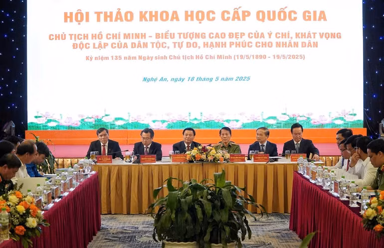 Các đồng chí chủ trì hội thảo.