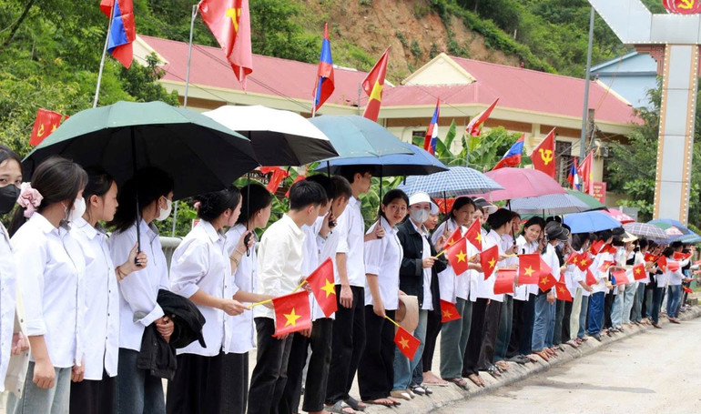 Đông đảo cán bộ, học sinh các nhà trường và nhân dân huyện Kỳ Sơn tham gia lễ đón hài cốt liệt sĩ.