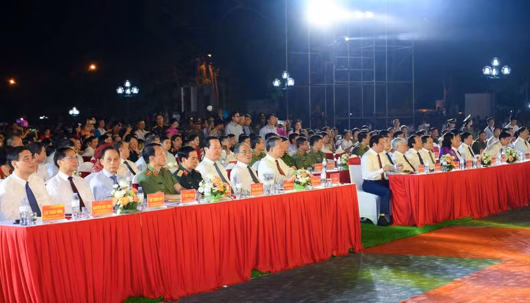 Tổng Bí thư Tô Lâm và các đại biểu dự khai mạc lễ hội Làng Sen.