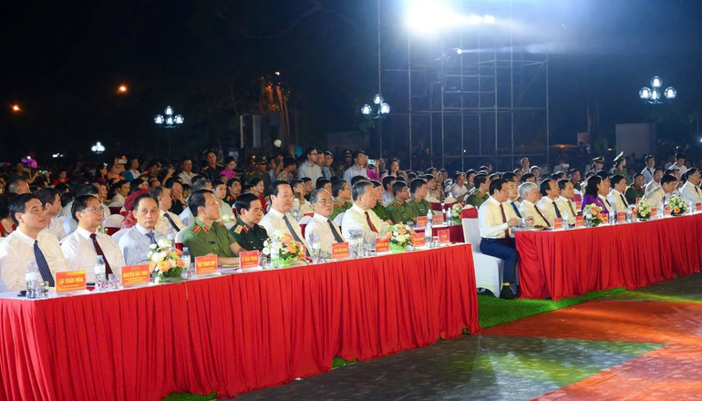 Tổng Bí thư Tô Lâm và các đại biểu dự khai mạc lễ hội Làng Sen.