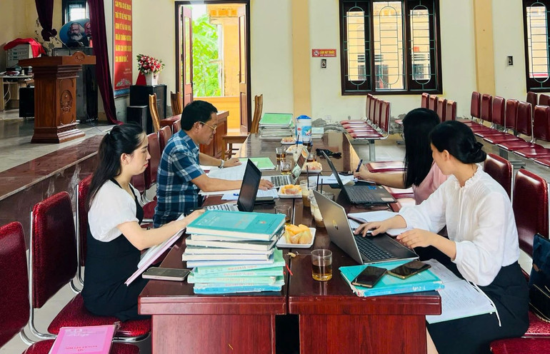 Sở Tư pháp kiểm tra việc thực hiện số hóa dữ liệu hộ tịch tại xã Diễn Hạnh, huyện Diễn Châu.