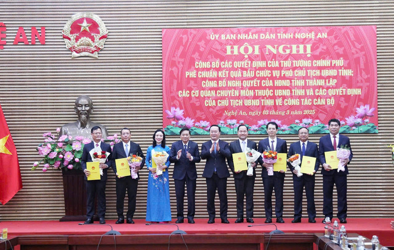 Bí thư Tỉnh ủy Nguyễn Đức Trung; Chủ tịch Ủy ban nhân dân tỉnh Lê Hồng Vinh trao các quyết định, tặng hoa chúc mừng giám đốc các sở được điều động, bổ nhiệm.