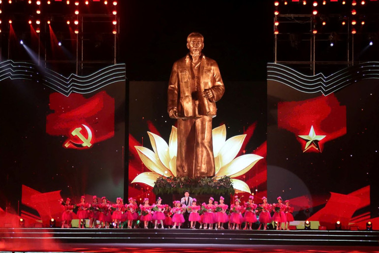 Tượng “Bác Hồ về thăm quê”.