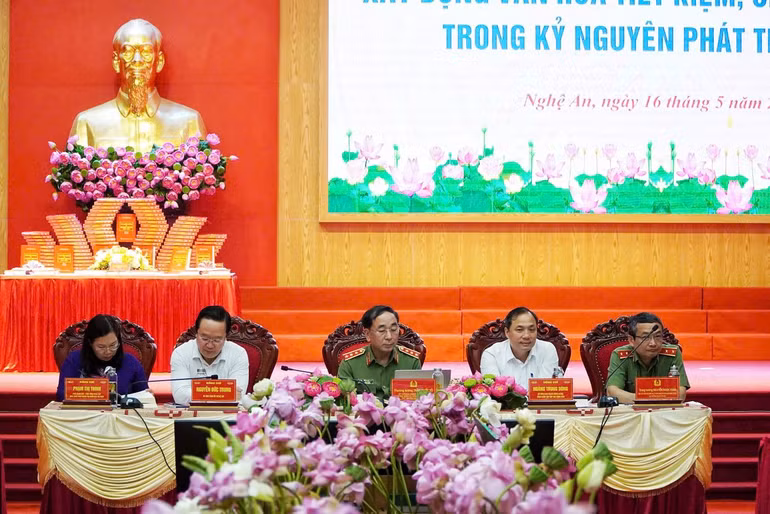 Các đồng chí chủ trì hội thảo. Các đồng chí chủ trì hội thảo.