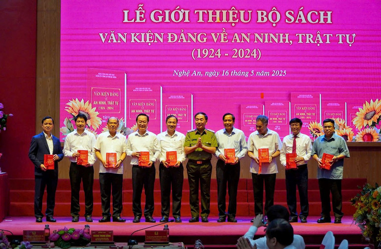 Thượng tướng Trần Quốc Tỏ, Thứ trưởng Công an trao tặng sách cho các đại biểu.