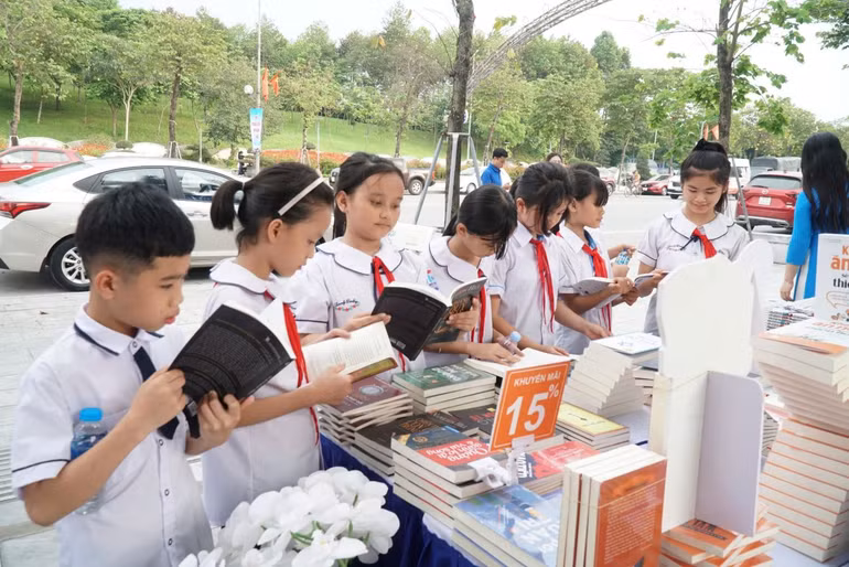 Ngày sách và Văn hóa đọc là dịp để lan tỏa tinh thần yêu sách, khơi dậy niềm đam mê đọc sách trong cộng đồng, đặc biệt là thế hệ trẻ. Ngày sách và Văn hóa đọc là dịp để lan tỏa tinh thần yêu sách, khơi dậy niềm đam mê đọc sách trong cộng đồng, đặc biệt là thế hệ trẻ.