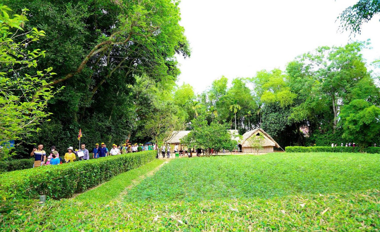 Khu Di tích quốc gia đặc biệt Kim Liên (Nam Đàn) là nơi gắn với quê hương, gia đình và thời niên thiếu của Chủ tịch Hồ Chí Minh; một trong ba địa điểm Dự án "Yêu lắm Việt Nam" triển khai tại Nghệ An.