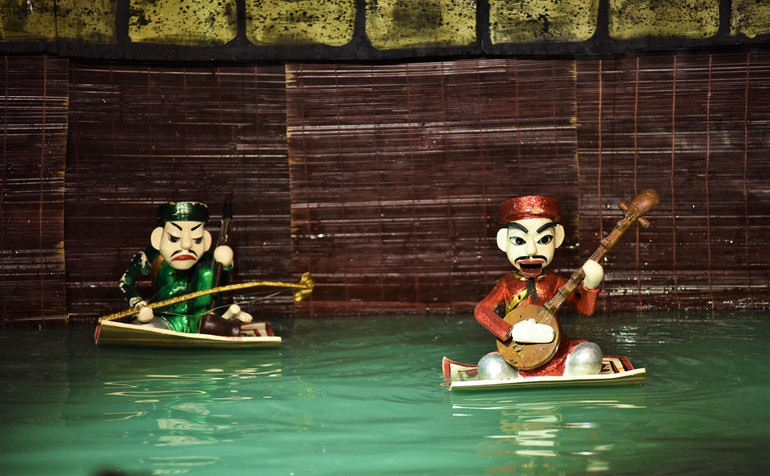 Những con rối nước sinh động với nhiều cử chỉ, điệu bộ ấn tượng. (Ảnh: MINH DUY)