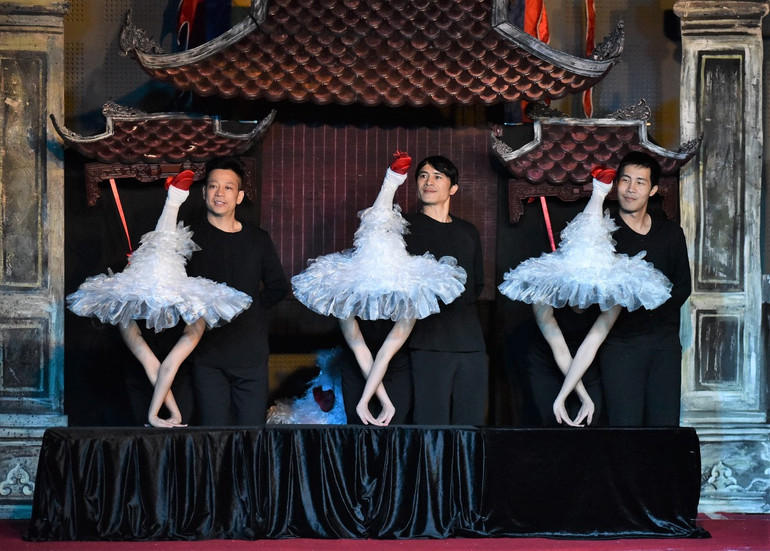 Những tiết mục múa đa dạng thể loại, hình thức được giới thiệu tới công chúng Pháp và kiều bào qua các đêm diễn. (Ảnh: MINH DUY)