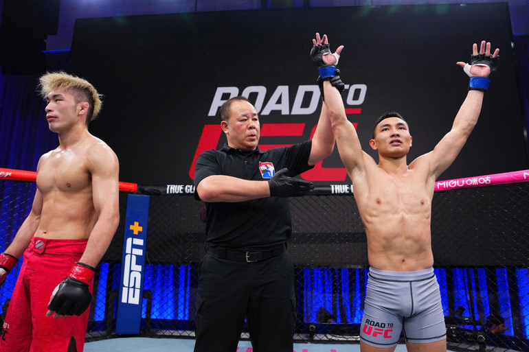 Võ sĩ Nghiêm Văn Ý được trọng tài tuyên thắng võ sĩ người Nhật Bản tại Road To UFC. Võ sĩ Nghiêm Văn Ý được trọng tài tuyên thắng võ sĩ người Nhật Bản tại Road To UFC.