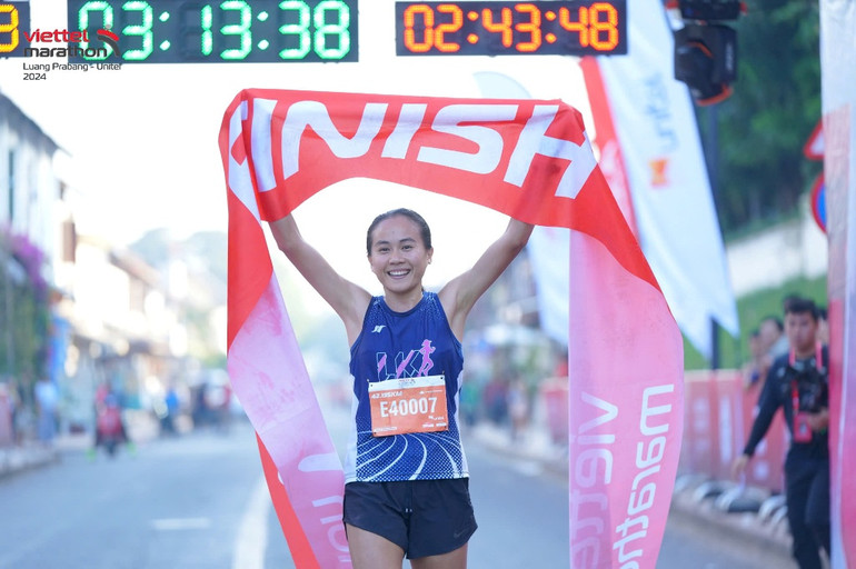 Vận động viên Lodkeo Inthakounmman về nhất nội dung Elite Full Marathon của nữ