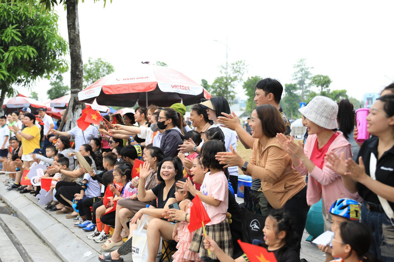 Đông đảo khán giả đã tới cổ vũ các VĐV tranh tài.