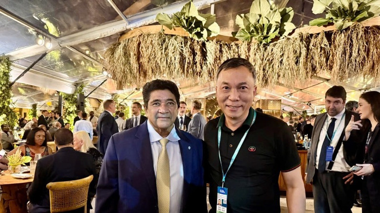 Chủ tịch VFF Trần Quốc Tuấn (phải) và Chủ tịch Liên đoàn Bóng đá Brazil Ednaldo Rodrigues.