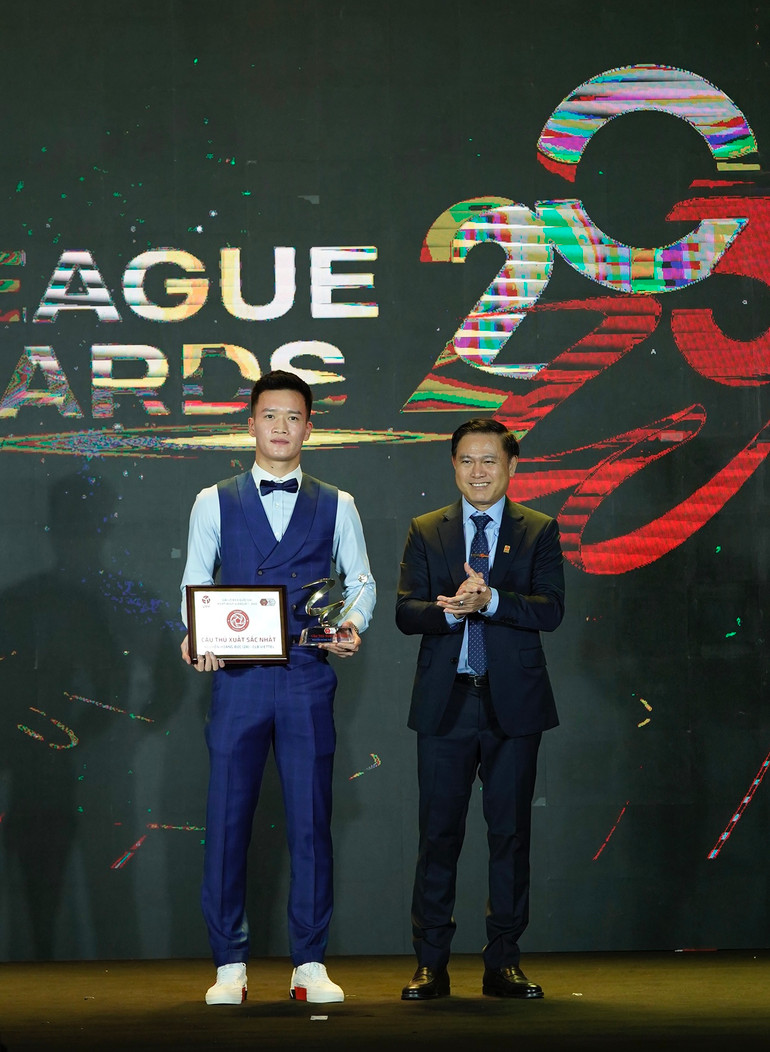 Nguyễn Hoàng Đức đoạt giải Cầu thủ xuất sắc nhất V.League 1-2023.
