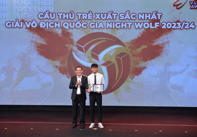 Bùi Vĩ Hào là cầu thủ trẻ xuất sắc nhất V.League 1. Bùi Vĩ Hào là cầu thủ trẻ xuất sắc nhất V.League 1.