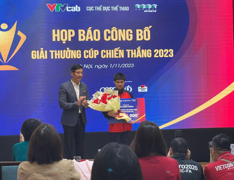 Vận động viên Lê Văn Việt nhận phần thưởng đặc biệt.