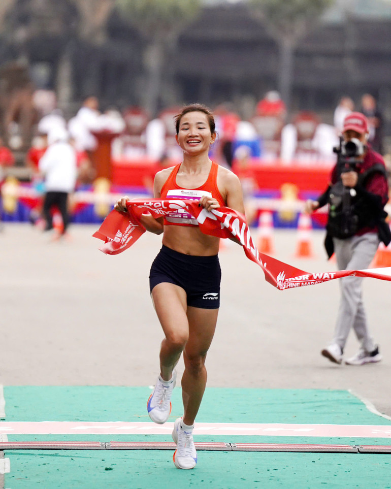 Nguyễn Thị Oanh vô địch 21km.