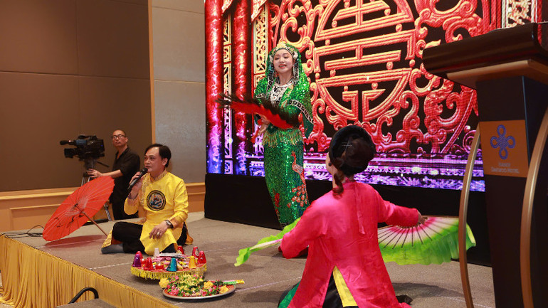 Biểu diễn nghệ thuật hầu đồng.