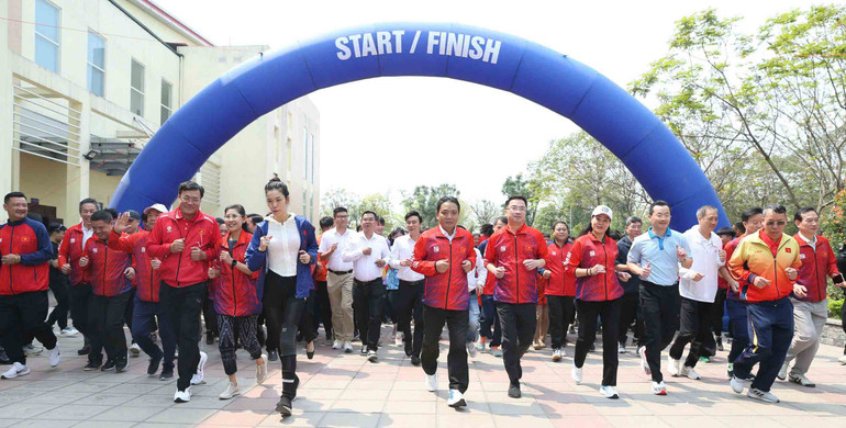 Các đại biểu chạy hướng ứng Ngày Olympic Vì sức khoẻ toàn dân.