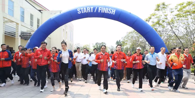 Các đại biểu chạy hướng ứng Ngày Olympic Vì sức khoẻ toàn dân.