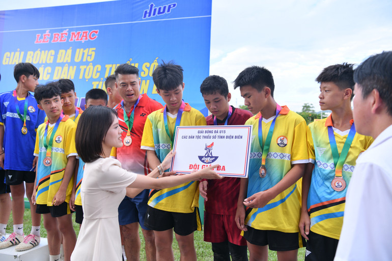 Ban tổ chức trao Giải ba cho đội U15 huyện Mường Lay