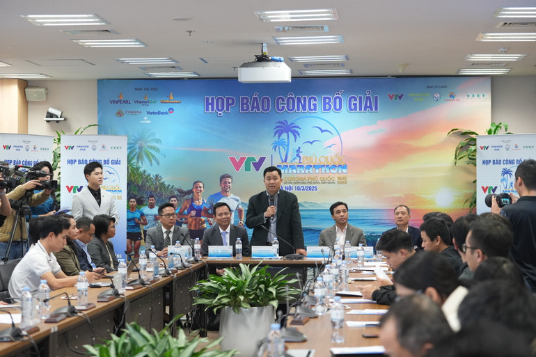 Ban tổ chức họp báo tại Hà Nội.