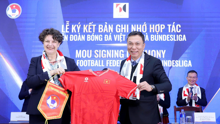 Chủ tịch VFF Trần Quốc Tuấn và bà Helga Margarete Barth.