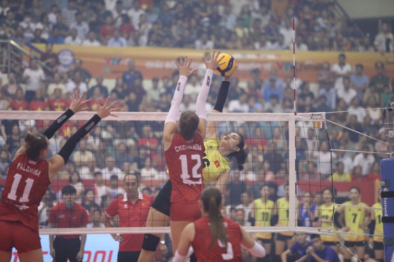 Pha tấn công của đội tuyển Việt Nam (áo Vàng). (Ảnh: TUẤN ĐOÀN)