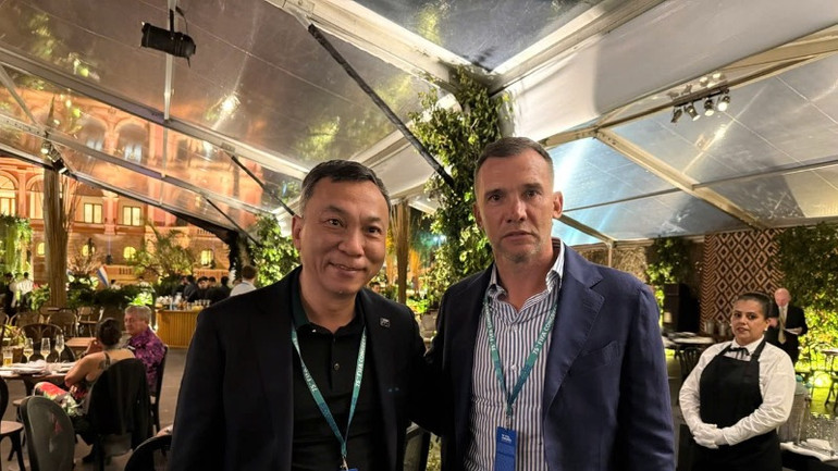 Chủ tịch VFF Trần Quốc Tuấn (trái) và Chủ tịch Liên đoàn Bóng đá Ukraine - cựu danh thủ Andrei Shevchenko.