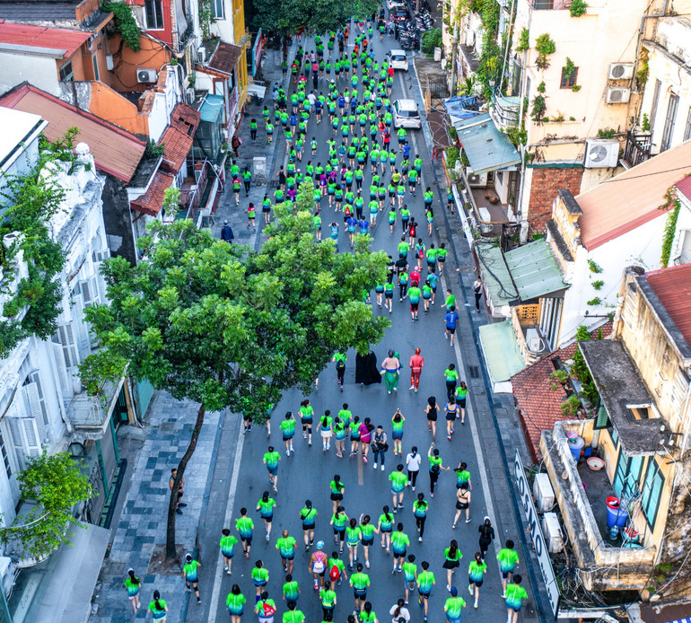 Các vận động viên chạy qua phố cổ Hà Nội. Các vận động viên chạy qua phố cổ Hà Nội.