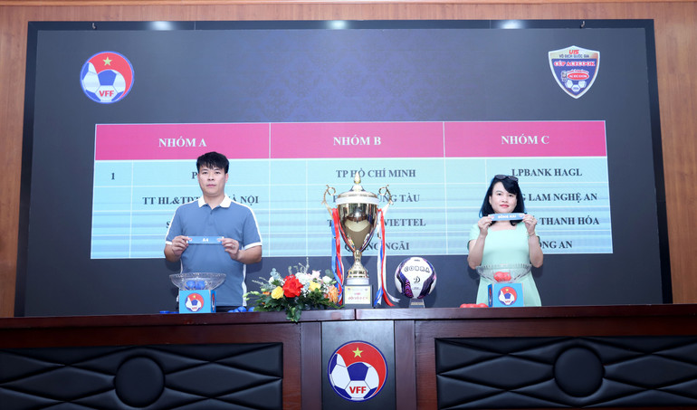 Ban tổ chức bốc thăm chia bảng các đội tham dự.