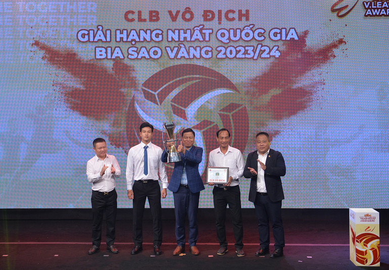 Đội SHB Đà Nẵng vô địch V.League 1. Đội SHB Đà Nẵng vô địch V.League 1.